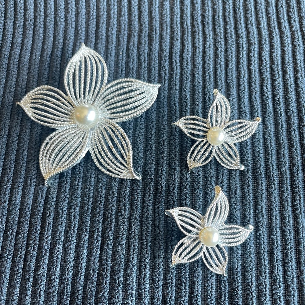 SARAH COVENTRY VINTAGE PEARL/SILVER BROOCH SET